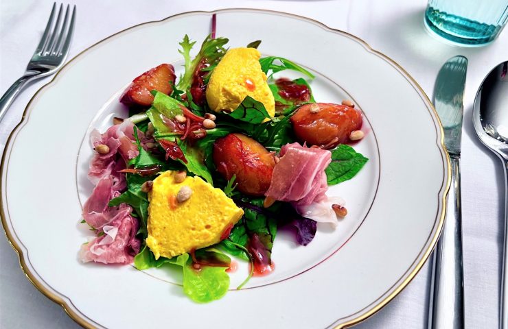 Kürbismousse – Salat – glasierte Pflaumen – Prosciutto Crudo